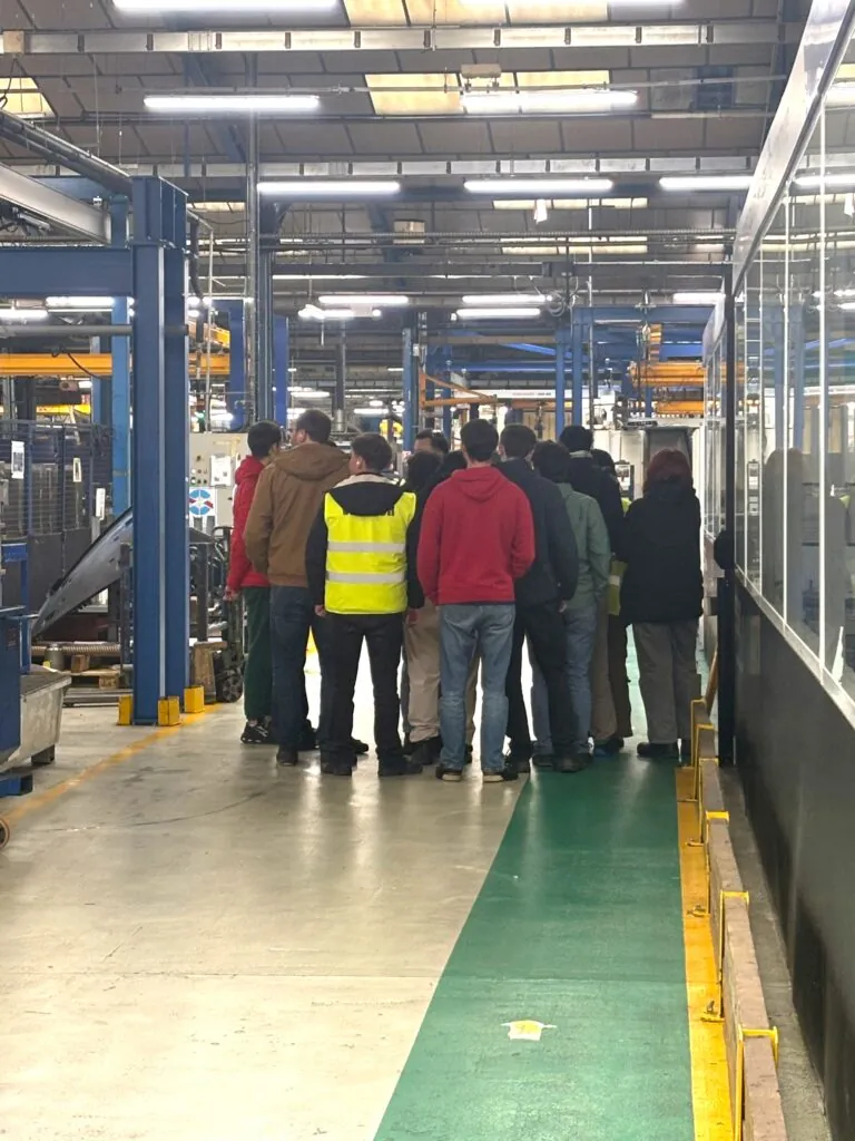 Groupe d'étudiants dans l'atelier