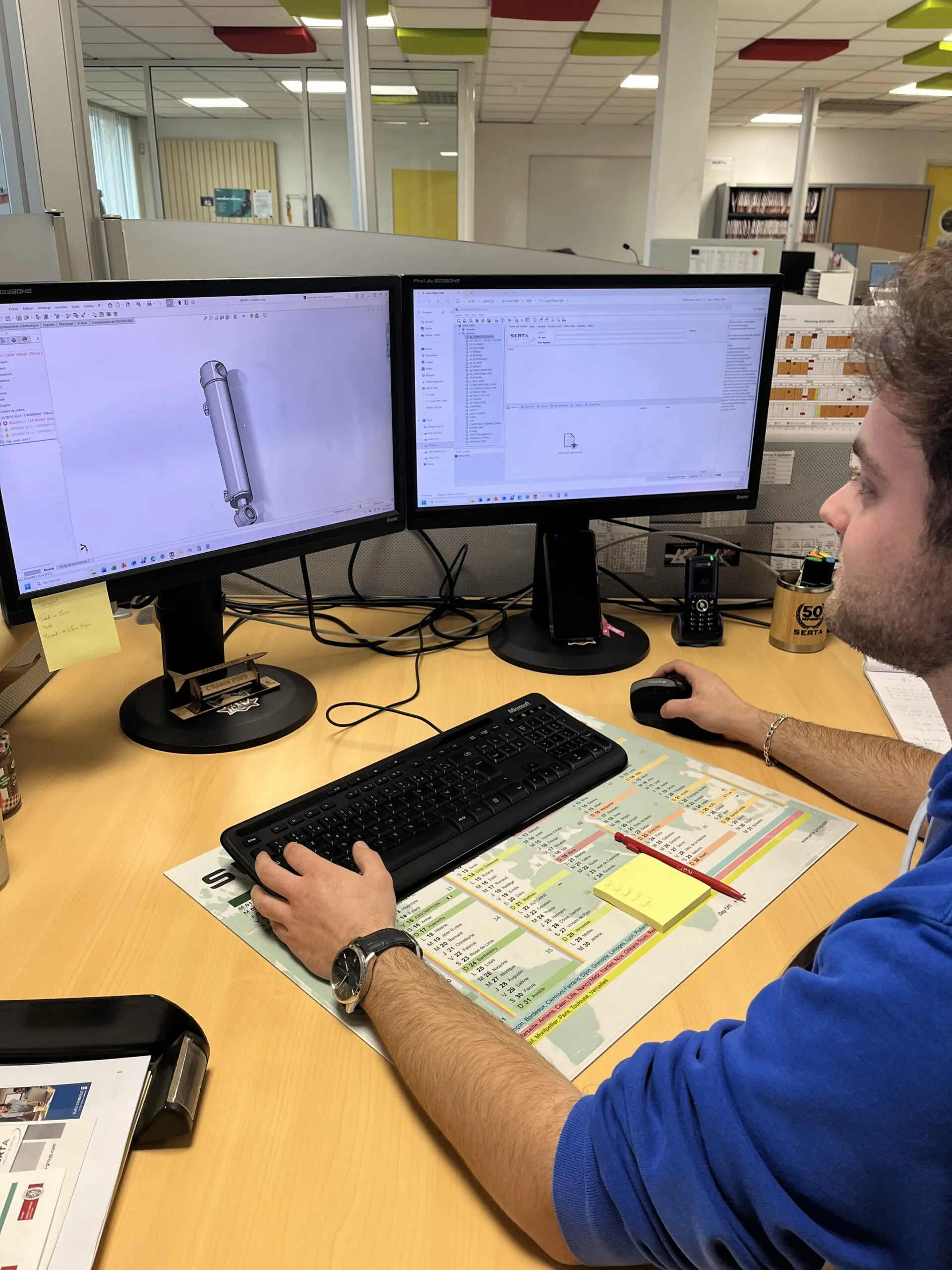 Collaborateur devant son PC au bureau d'études