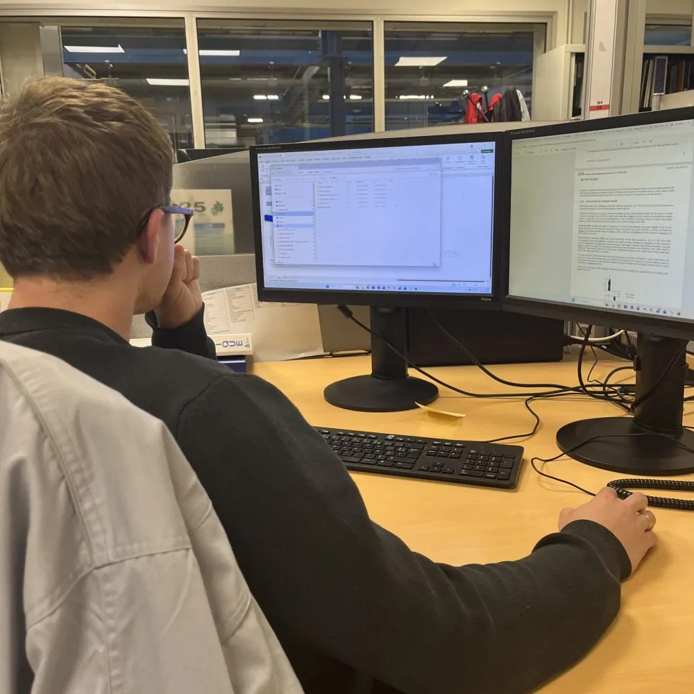 Collaborateur devant son PC